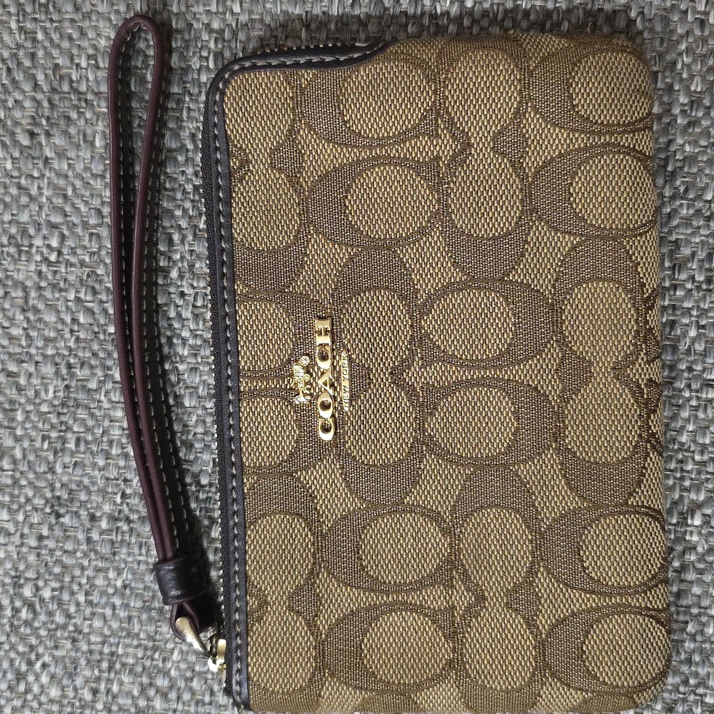 NWT Coach Outline Signature Corner Zip Wristlet - Picture 6 of 16